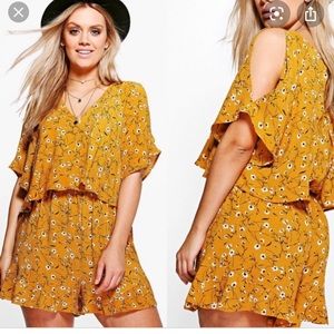 NWOT! Boohoo cold shoulder floral flounce romper🌻